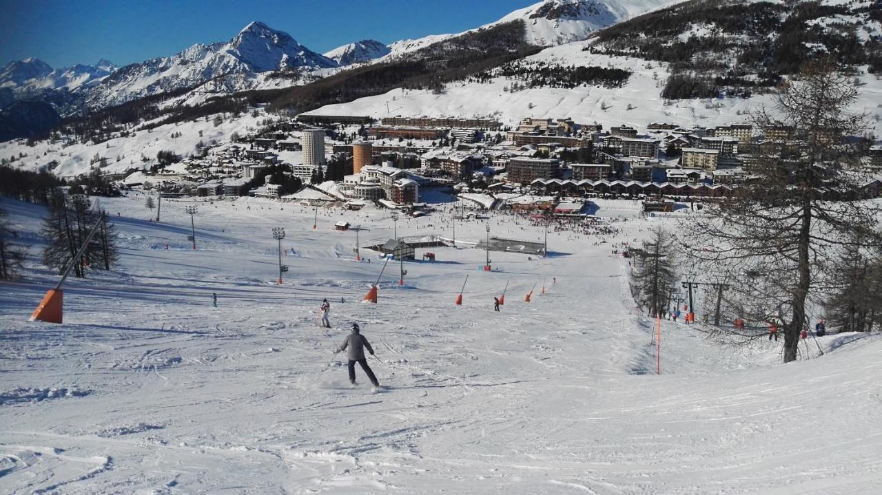 46 Vale C'E' Al Villaggio Olimpico Di Colle Sestriere Eksteriør bilde